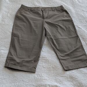 Bandolino Comfort Stretch Waistband Tan Capri Pants. Maureen